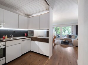 Fridge, oven, dishwasher, cookware/dishes/utensils