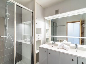 Towels - Le Shamrock (Le Lac) by Interhome (Tignes)