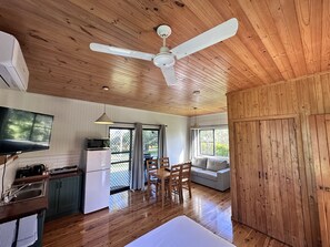 Hytte – superior, ikke-røyk, elveutsikt | Oppholdsområde | En 40-centimeters TV med digitale kanaler