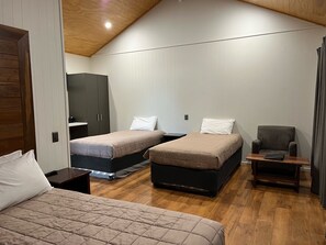 高級寝具、客室ごとに異なる装飾、アイロン / アイロン台、ベッドシーツ