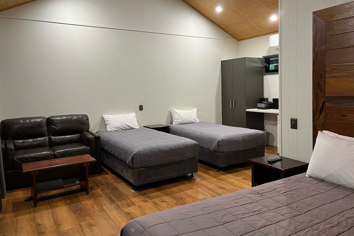 Habitación cuádruple superior, 1 habitación, no fumadores, vistas al río | 1 dormitorio, ropa de cama de alta calidad, decoración individual