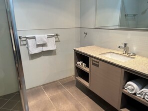 Superior-Vierbettzimmer, 1 Schlafzimmer, Nichtraucher, Flussblick | Badezimmer