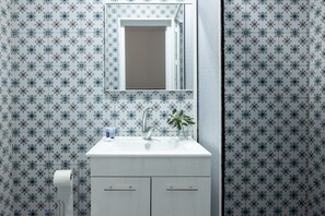 Studio | Bathroom