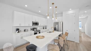 Refrigerador, microondas, horno, placa de cocina