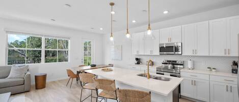 Frigorífico, microondas, horno y placa de cocina