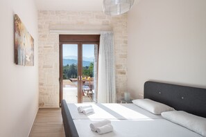 3 多间卧室、客房内保险箱、办公桌、熨斗/熨衣板