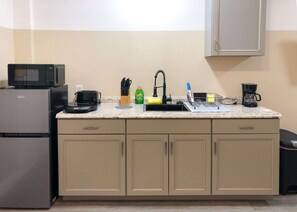 Fridge, microwave, stovetop, coffee/tea maker - Central Oasis: Work, Visit, Explore! (Fort Myers)