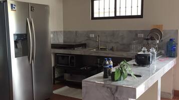 Refrigerador, microondas, parrilla de estufa y cafetera y tetera