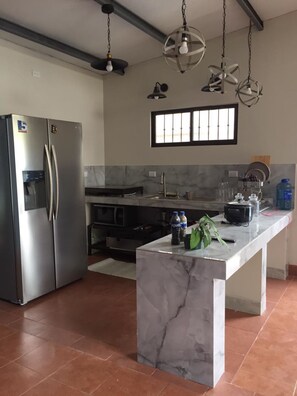 Refrigerador, microondas, parrilla de estufa y cafetera y tetera