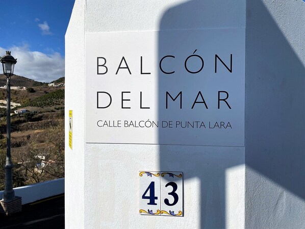 A building sign with 'BALCÓN DEL MAR' and 'CALLE BALCÓN DE PUNTA LARA' indicating a location. A house number '43' is also visible.