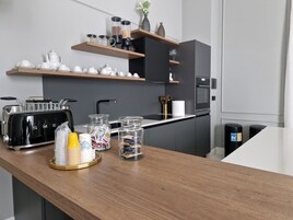 Mini-frigorifero, lavastoviglie, bollitore elettrico