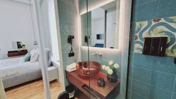 Deluxe Room | Bathroom | Shower, rainfall showerhead, hair dryer, bidet