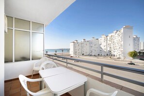 Outdoor dining - Apartment '1a Linea Valdelagrana' with Sea View, Shared Pool and Wi-Fi (Puerto de Santa Maria)