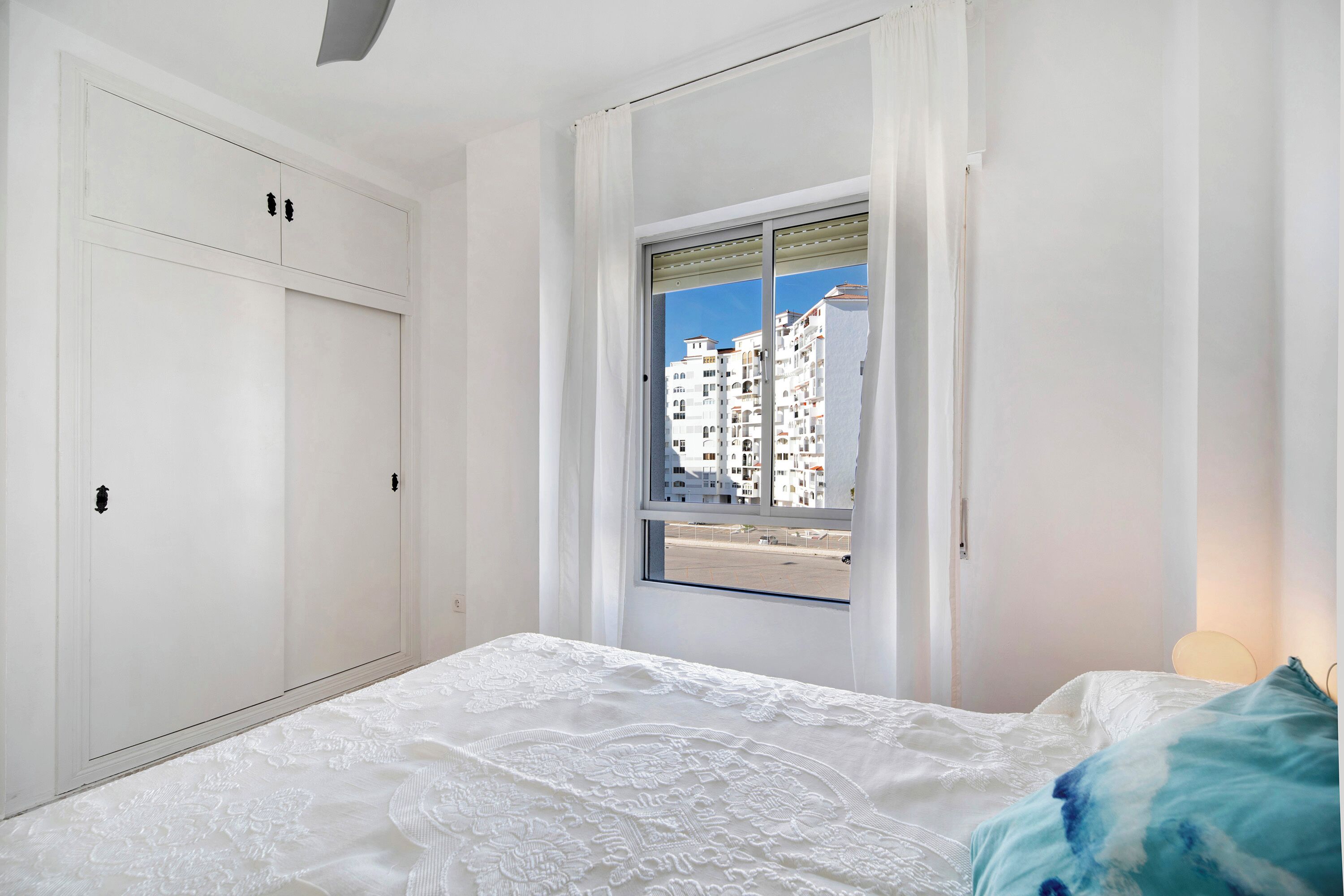 3 slaapkamers, een strijkplank/strijkijzer, gratis wifi, beddengoed