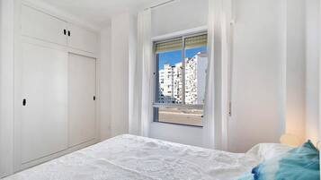 3 slaapkamers, een strijkplank/strijkijzer, gratis wifi, beddengoed