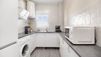 Jääkaappi, mikroaaltouuni, liesi, kahvin-/teenkeitin