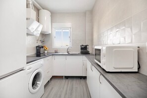 Fridge, microwave, stovetop, coffee/tea maker - Apartment '1a Linea Valdelagrana' with Sea View, Shared Pool and Wi-Fi (Puerto de Santa Maria)