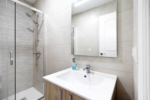 Baignoire, sèche-cheveux, serviettes fournies