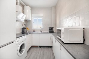 Kjøleskap, mikrobølgeovn, kokeplater og kaffetrakter/tekoker