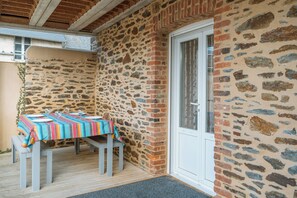 Outdoor dining - Apartment 'Grain De Vanille' with Private Terrace and Wi-Fi (Saint-Benoît-des-Ondes)