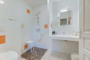 Shower, towels - Apartment 'Grain De Vanille' with Private Terrace and Wi-Fi (Saint-Benoît-des-Ondes)
