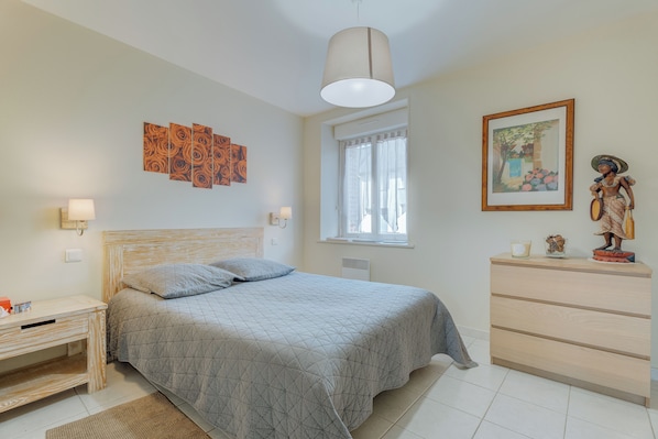2 slaapkamers, een strijkplank/strijkijzer, gratis wifi, beddengoed
