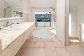 Bathtub, towels