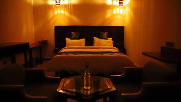 Suite Room | Living area | 42-cm flat-screen TV with cable channels
