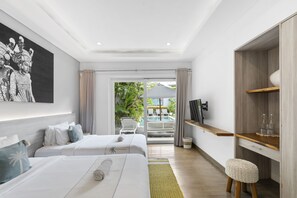 Deluxe Villa, 4 Bedrooms | 4 bilik tidur, peti besi dalam bilik, meja, kalis bunyi 