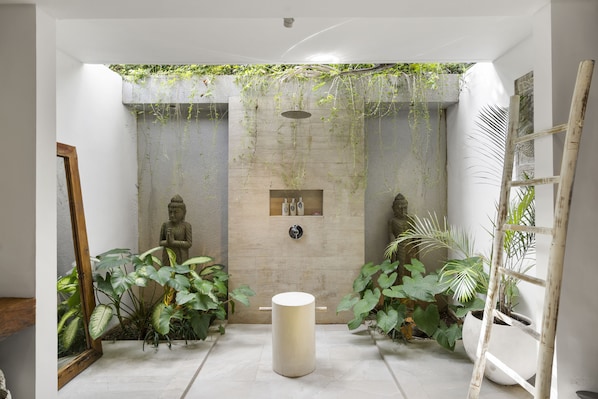 Deluxe Villa, 4 Bedrooms | Bathroom