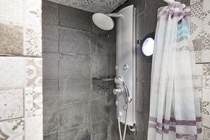 Shower, hair dryer, towels - Holiday Home "Casa Tenerife Primera Linea" with Sea Views, 3 Private Terraces and Wi-Fi (tenerife)