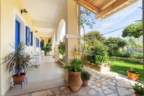 Outdoor dining - Studio Apartment 'Angelina 2' with Mountain View, Wi-Fi and Air Conditioning (Corfu)