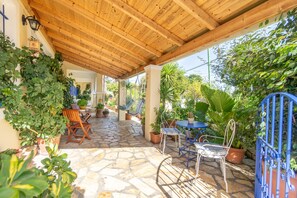 Outdoor dining - Studio Apartment 'Angelina 2' with Mountain View, Wi-Fi and Air Conditioning (Corfu)