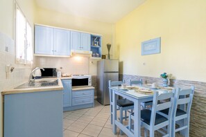 Fridge, microwave, oven, stovetop - Apartment 'Angelina' with Mountain View, Wi-Fi and Air Conditioning (Corfu)