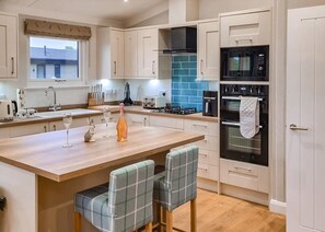 Køleskab, ovn, kogeplade, brødrister