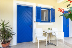 Outdoor dining - Studio Apartment 'Angelina 3' with Mountain View, Wi-Fi and Air Conditioning (Corfu)