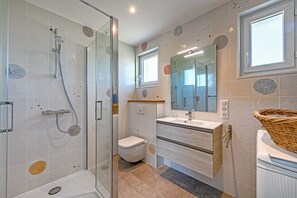Douche, sèche-cheveux, serviettes fournies