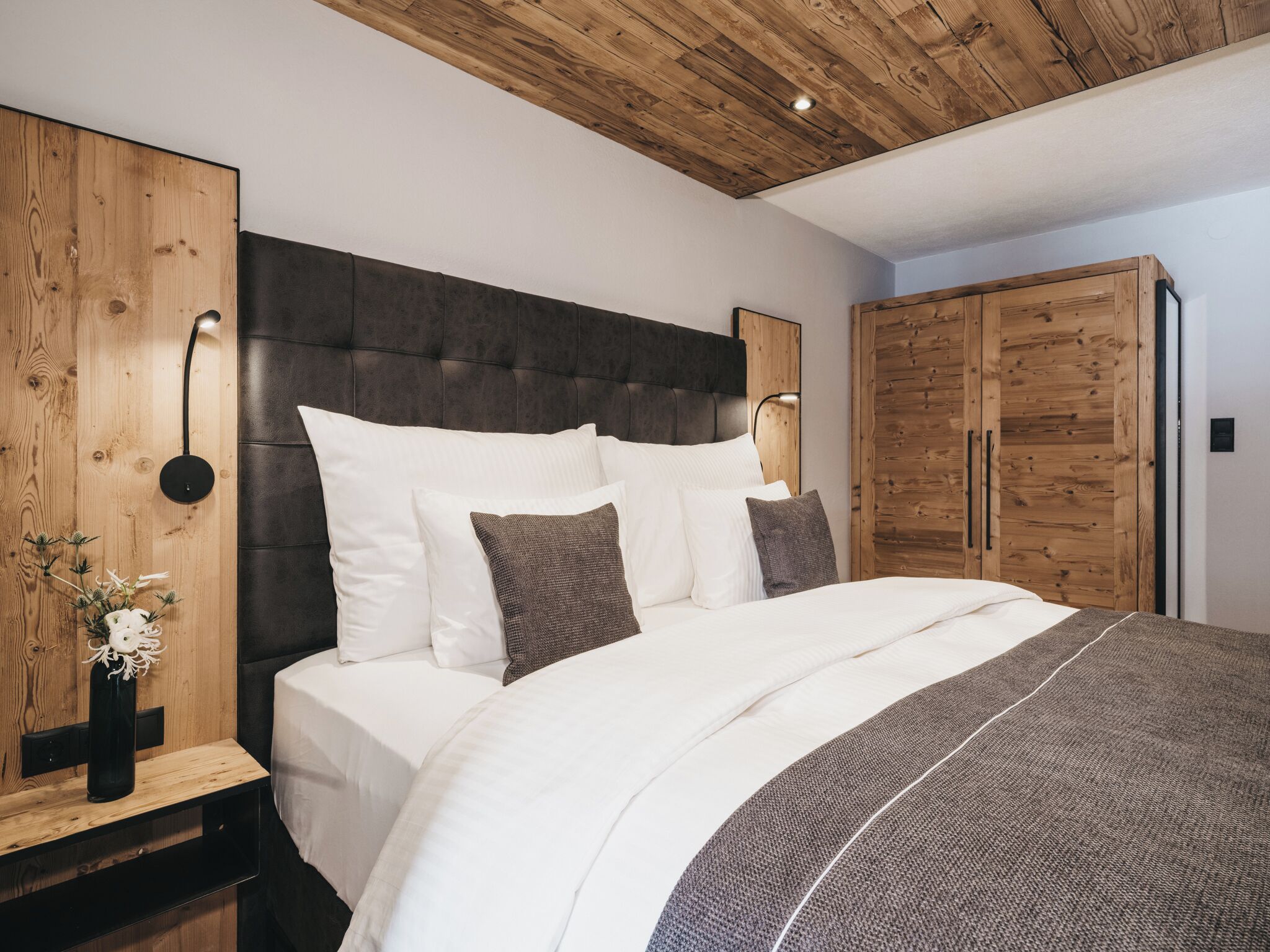 Familiesuite | Minibar, safe på rommet, blendingsgardiner og wi-fi (inkludert)