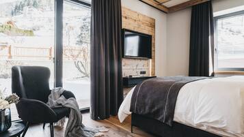 Standard Room, Balcony | Minibar, in-room safe, blackout drapes, free WiFi