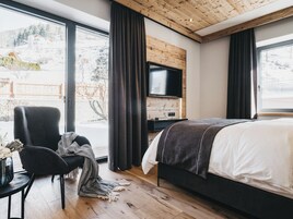 Minibar, caja de seguridad en la habitación y cortinas blackout 