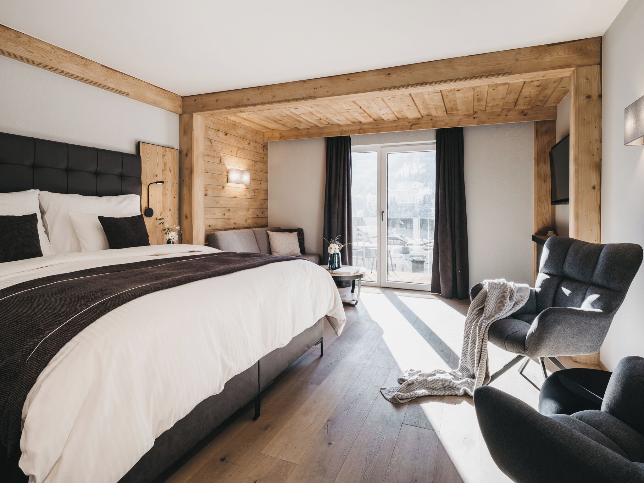 Rom – superior, balkong | Minibar, safe på rommet, blendingsgardiner og wi-fi (inkludert)