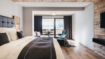 Deluxe Room | Premium bedding, minibar, in-room safe, individually decorated