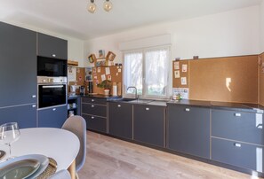 Réfrigérateur, micro-ondes, plaque de cuisson, lave-vaisselle