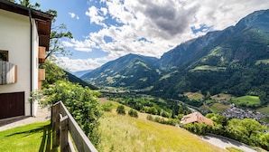 A mountain view with a house and a road. - Apartment 'Bergchalet Prantach W75' with Mountain View, Shared Terrace and Wi-Fi (San Martino In Passiria)