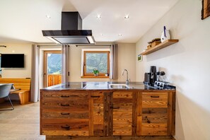 Fridge, microwave, oven, stovetop - Apartment 'Bergchalet Prantach W95' with Mountain View, Shared Terrace and Wi-Fi (San Martino In Passiria)