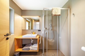 Badewanne, Haartrockner, Handtücher