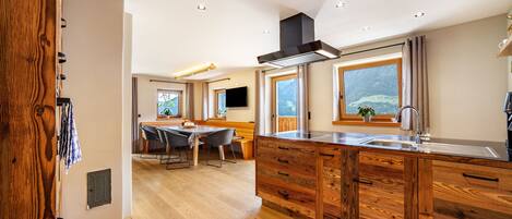 ثلاجة، ميكروويف، فرن، موقد طهي مسطح