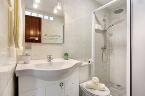 Shower, hair dryer, towels - Holiday Home 'Simão House' with Private Terrace, Private Garden and Wi-Fi (Calheta)