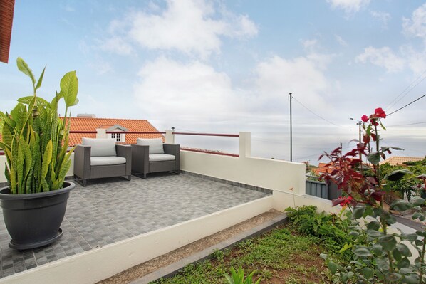 Terrace/patio - Holiday Home 'Simão House' with Private Terrace, Private Garden and Wi-Fi (Calheta)