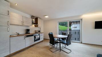 KĂŒhlschrank, Mikrowelle, Ofen, Herdplatte